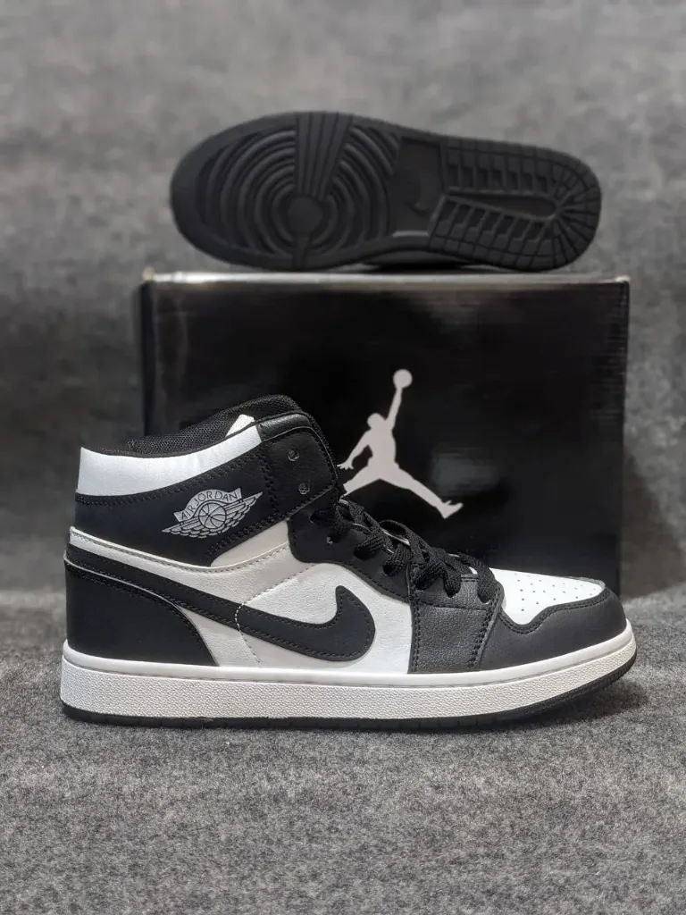 Air Jordan 1 Mid – Black White